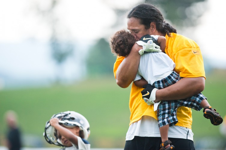 Troy Polamalu greets his kids at training camp